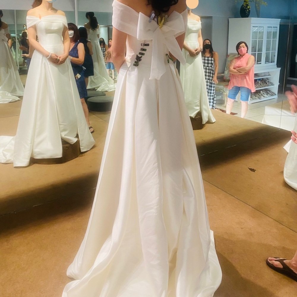 Casablanca Bridal Hallie Wedding Dress Size 4 (Mikado Ivory)